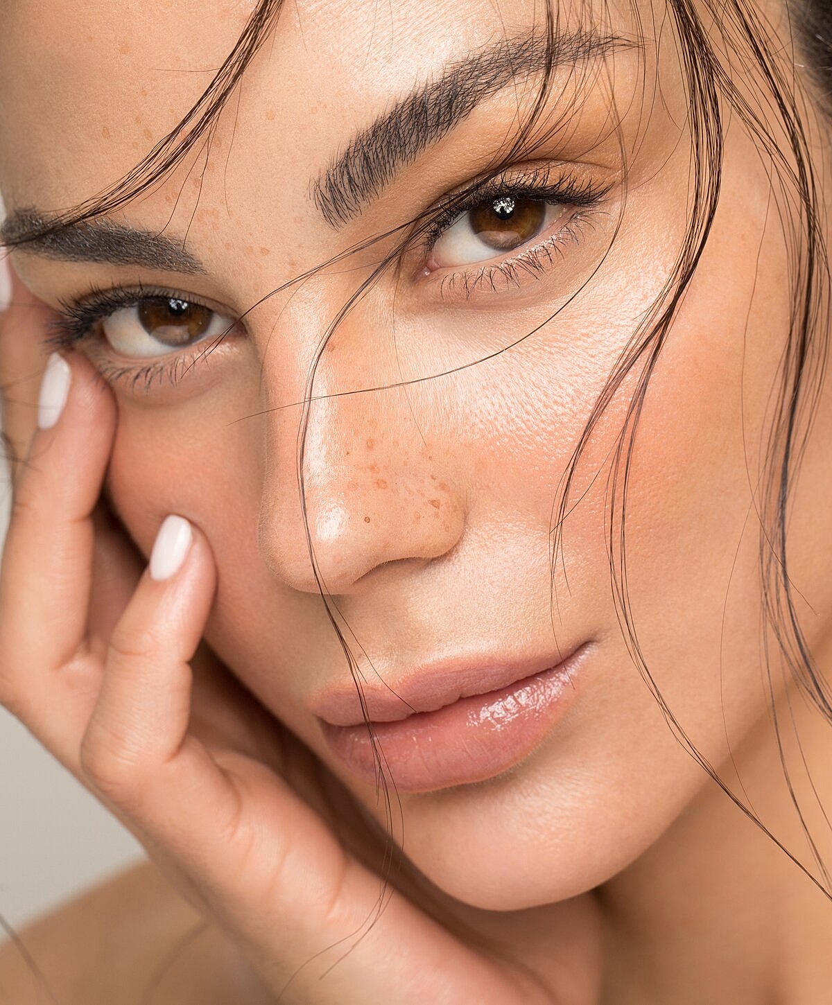 Close-up of a woman with natural beauty.